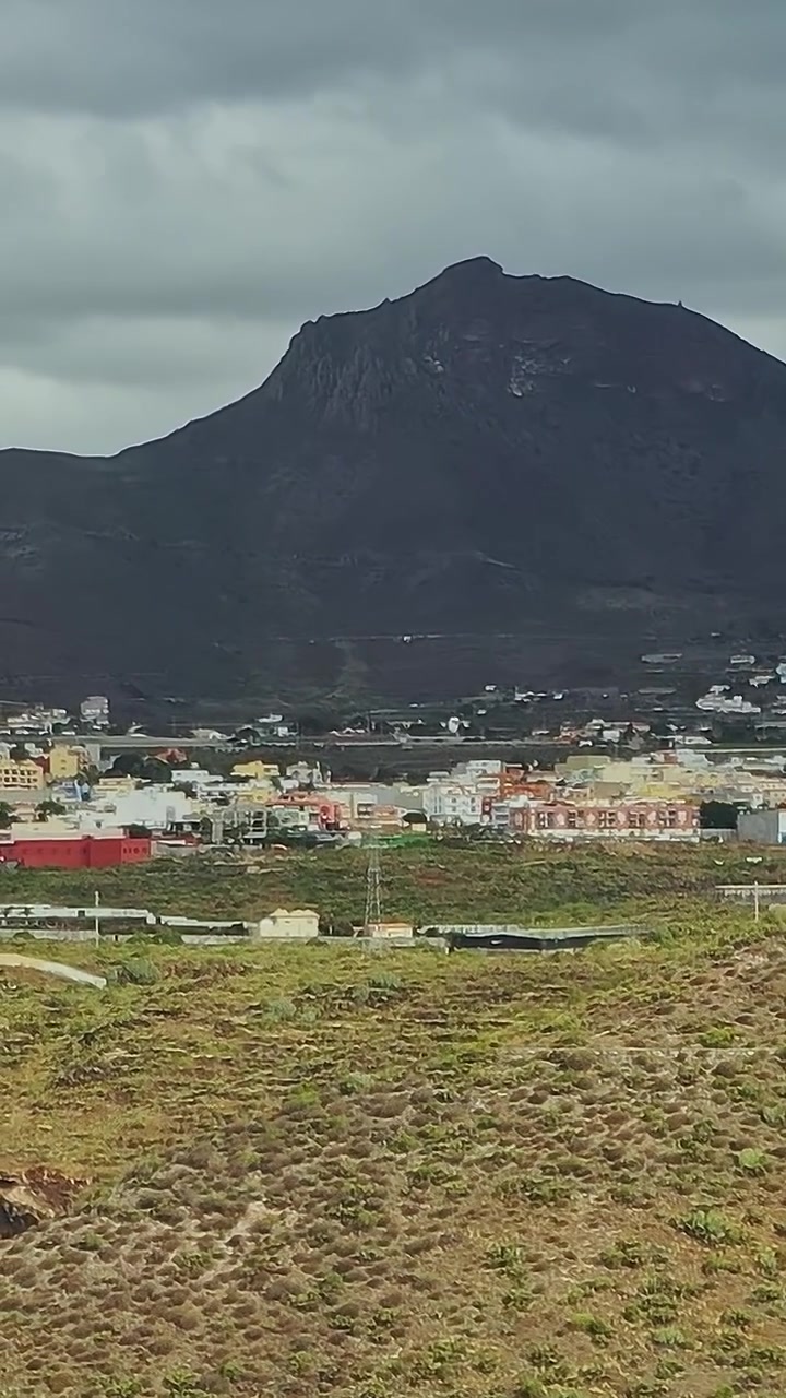 Vista dell'isola di Tenerife con montagne e piccole città sullo sfondo