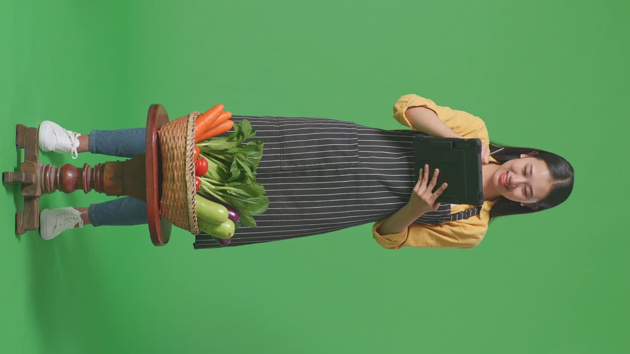 mujer examinando verduras con una tableta