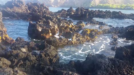 olas rompiendo en pozas de marea en la isla grande de hawaii