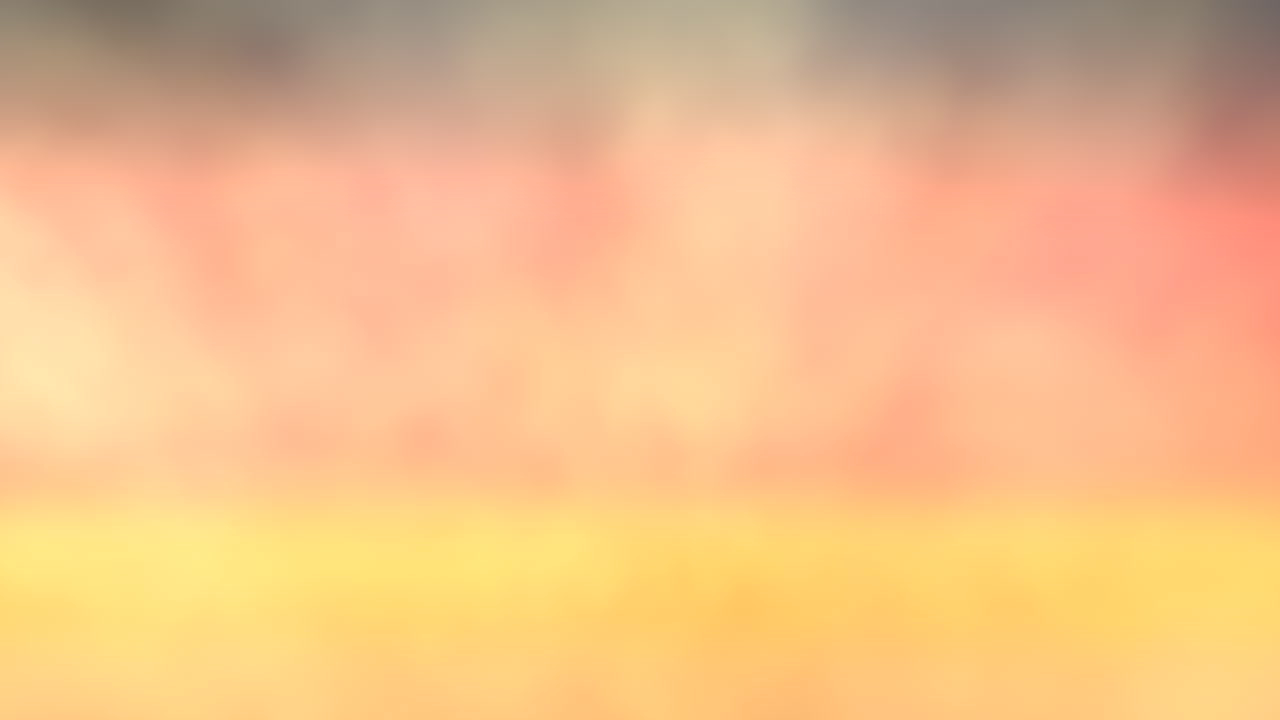 흐릿한 구름과 함께 활기찬 해가 뜨거나 해가 지는 하늘