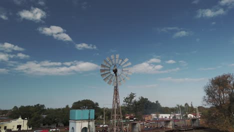 vista aérea de un molino de viento tradicional en una pequeña y tranquila ciudad rural