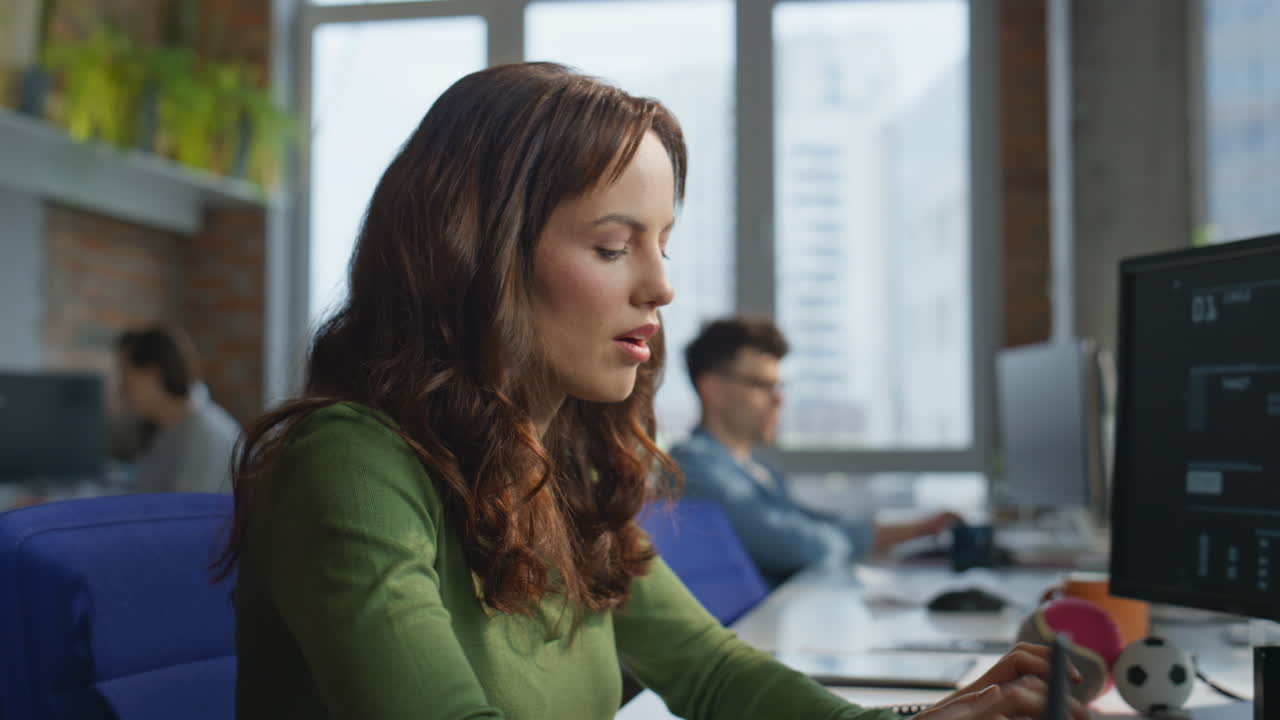 Primo piano di un manager professionista che pensa a una decisione lavorando al computer in un ufficio moderno