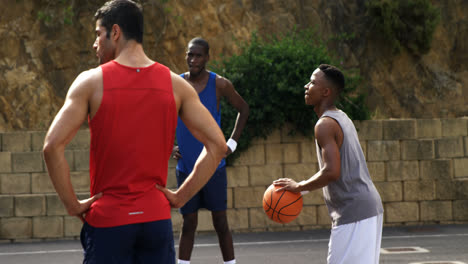 jugador de baloncesto tomando un penalti