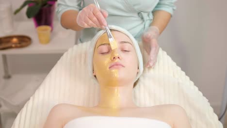procedimientos profesionales de cuidado facial en la clínica de cosmetología moderna