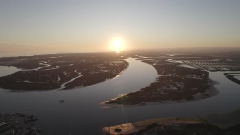 vista aérea panorámica de la puesta de sol sobre la famosa ciudad portuaria de pesca isla cristina, españa