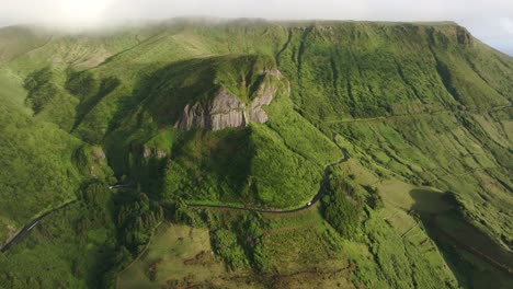 Vista-Aérea-De-Rocha-Dos-Bordões-Con-Coche-Blanco-Conduciendo-Por-Carretera,-Azores