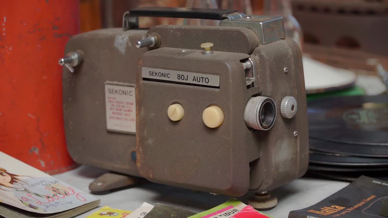 오래된 카메라 세코닉 80j 오토의 클로즈업  ⁇