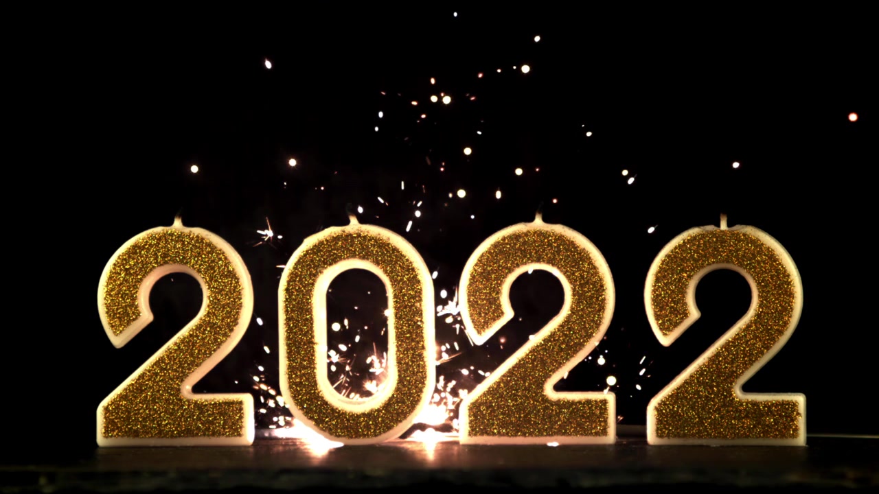 Candele dorate 2022 scintillanti su uno sfondo scuro