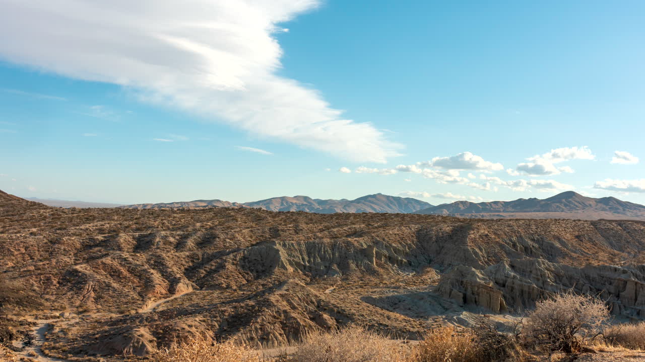 las nubes y las sombras resaltan la belleza del cañón de roca roja en este lapso de tiempo pacífico
