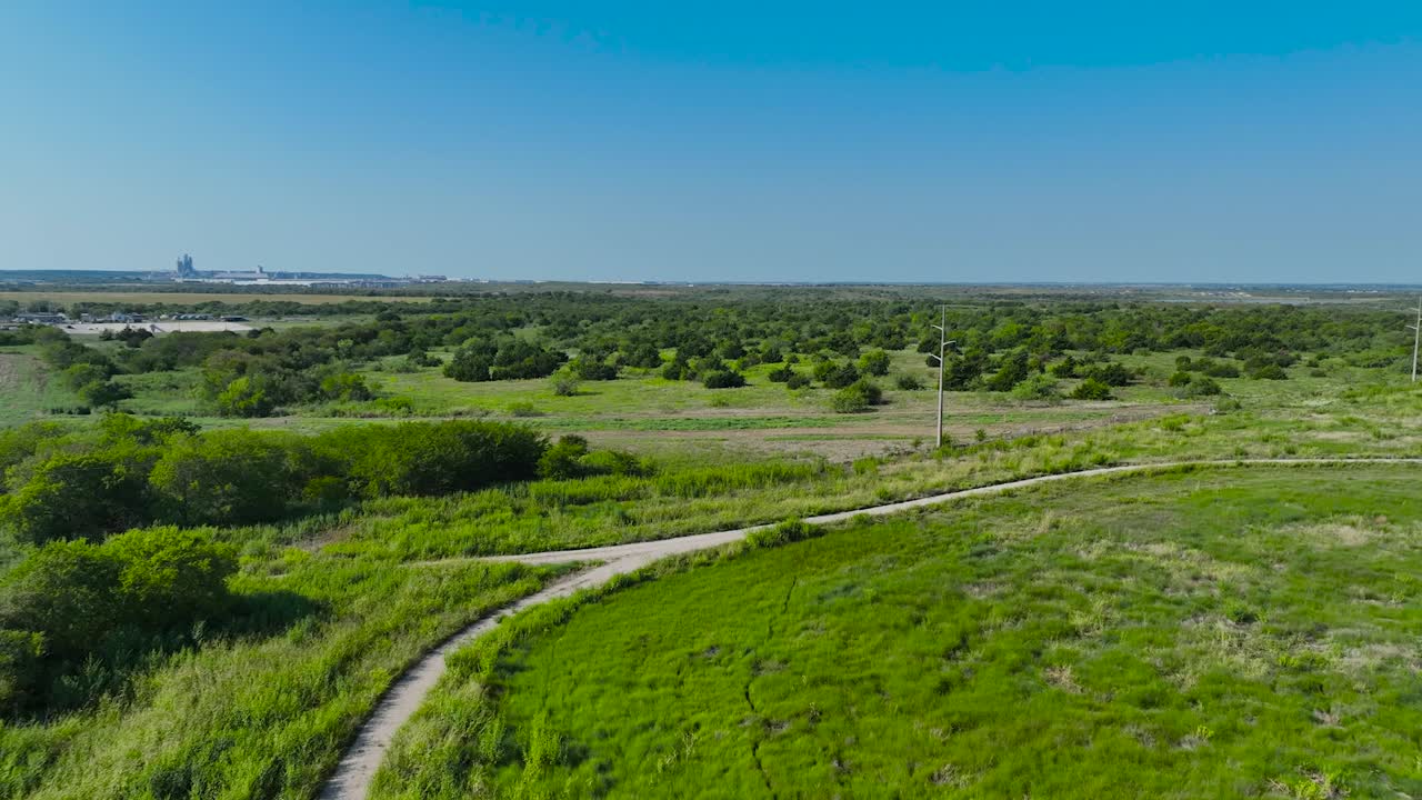 сельская дорога возле большого поля