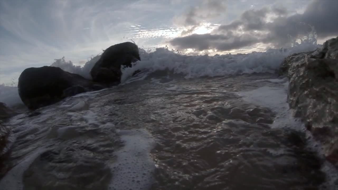 vista del nivel del agua de las olas rompiendo y rodando hacia la orilla en cámara lenta 3
