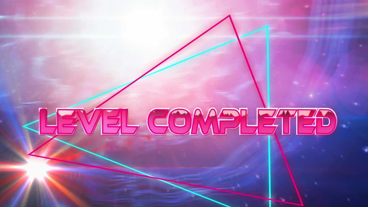 분홍색과 파란색 삼각형과 우주에 금속 문자로 완성 된 레벨 텍스트의 애니메이션