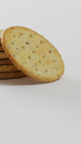 video de una pila de galletas de queso sobre un fondo blanco con espacio para copiar
