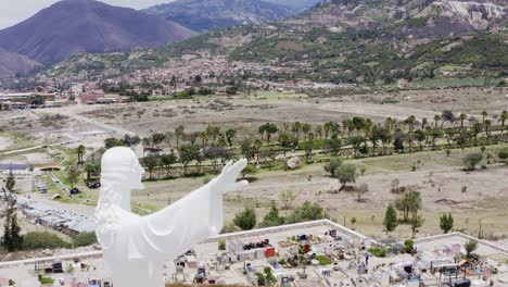 Herunterfahren-Der-Jesusstatue-Um-Yungay,-Ancash,-Peru---Uhd