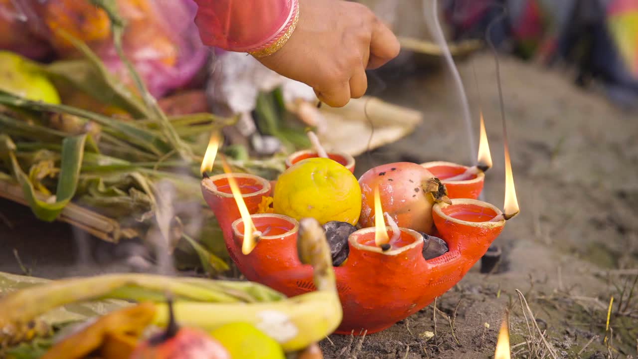 mujer india de mediana edad quemando diye