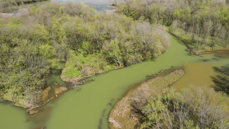 Revealing-shot-of-the-stagnant-water-in-the-Middle-Fork-White-River-in-Arkansas