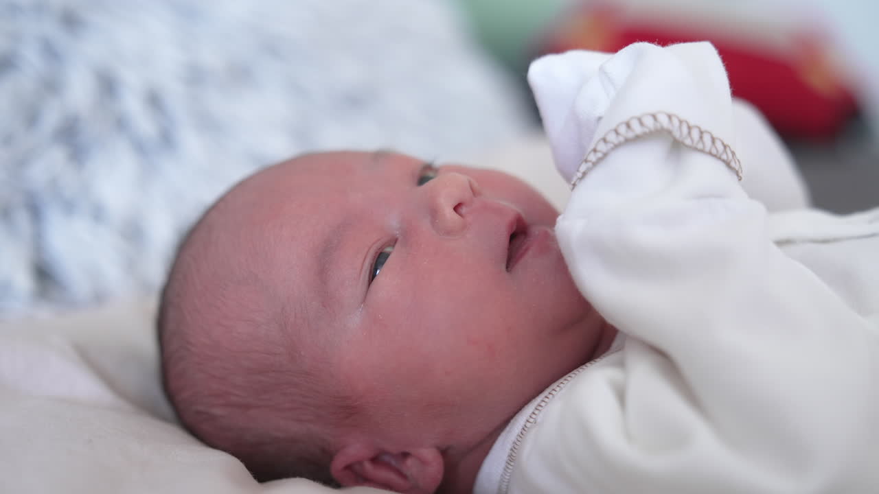 Primer plano de un bebé recién nacido, pequeño y adorable. Un bebé recién nacido durmiendo. Concepto de infancia.