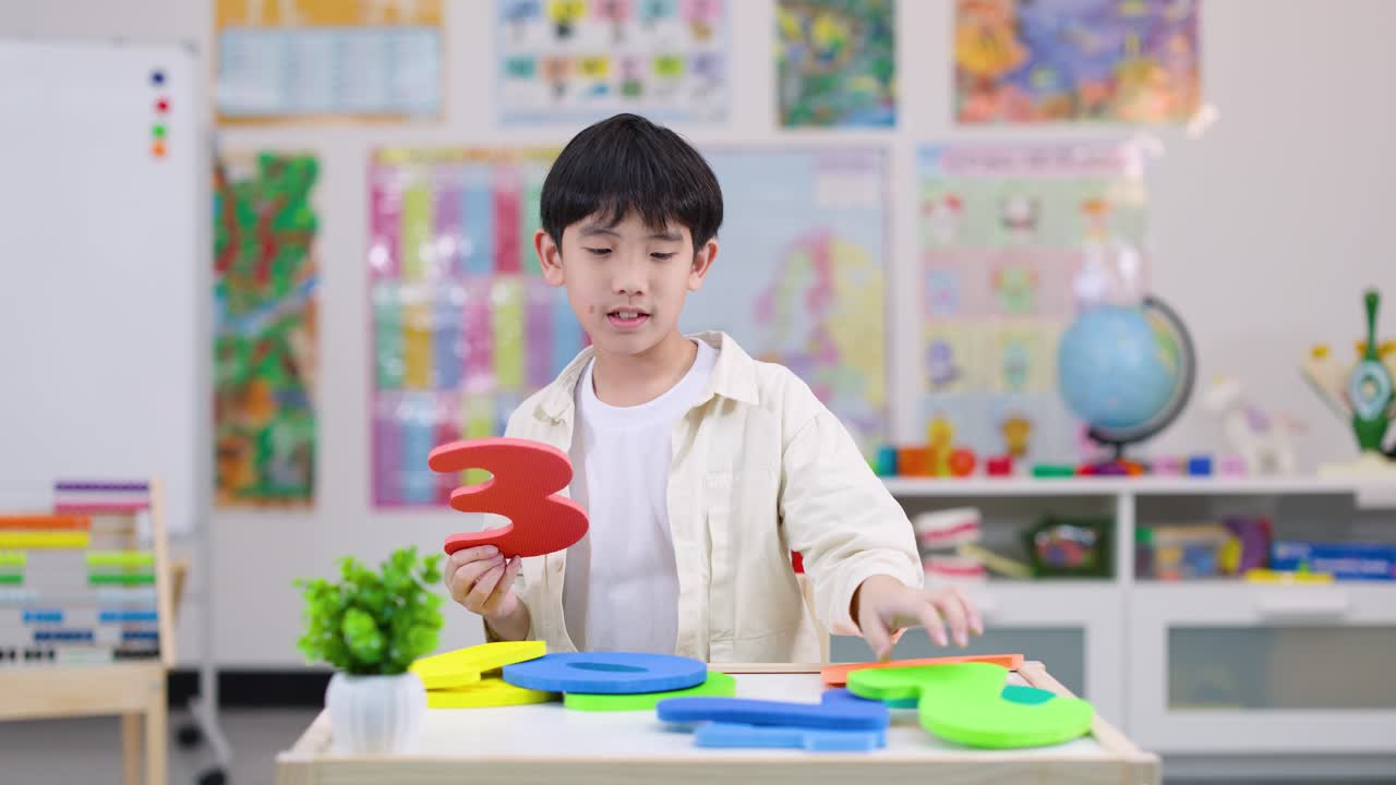 Child learning number three in the classroom | freepik