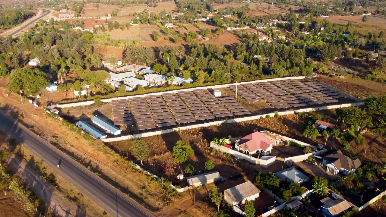 Droneoptagelse af en stor solcellepark i Loitokitok, Kenya, der leverer vedvarende energi til landdistrikter og fremviser ren energi, bæredygtighed og grøn infrastruktur