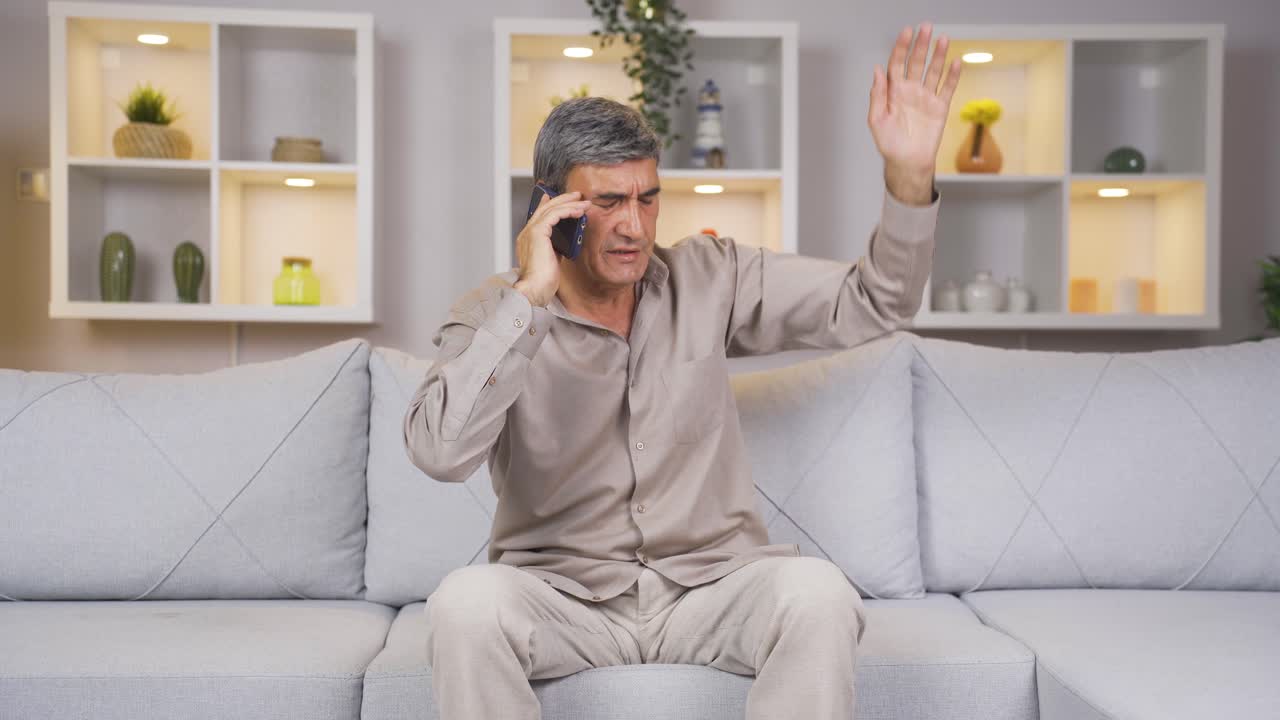 un anciano hablando por teléfono discutiendo.