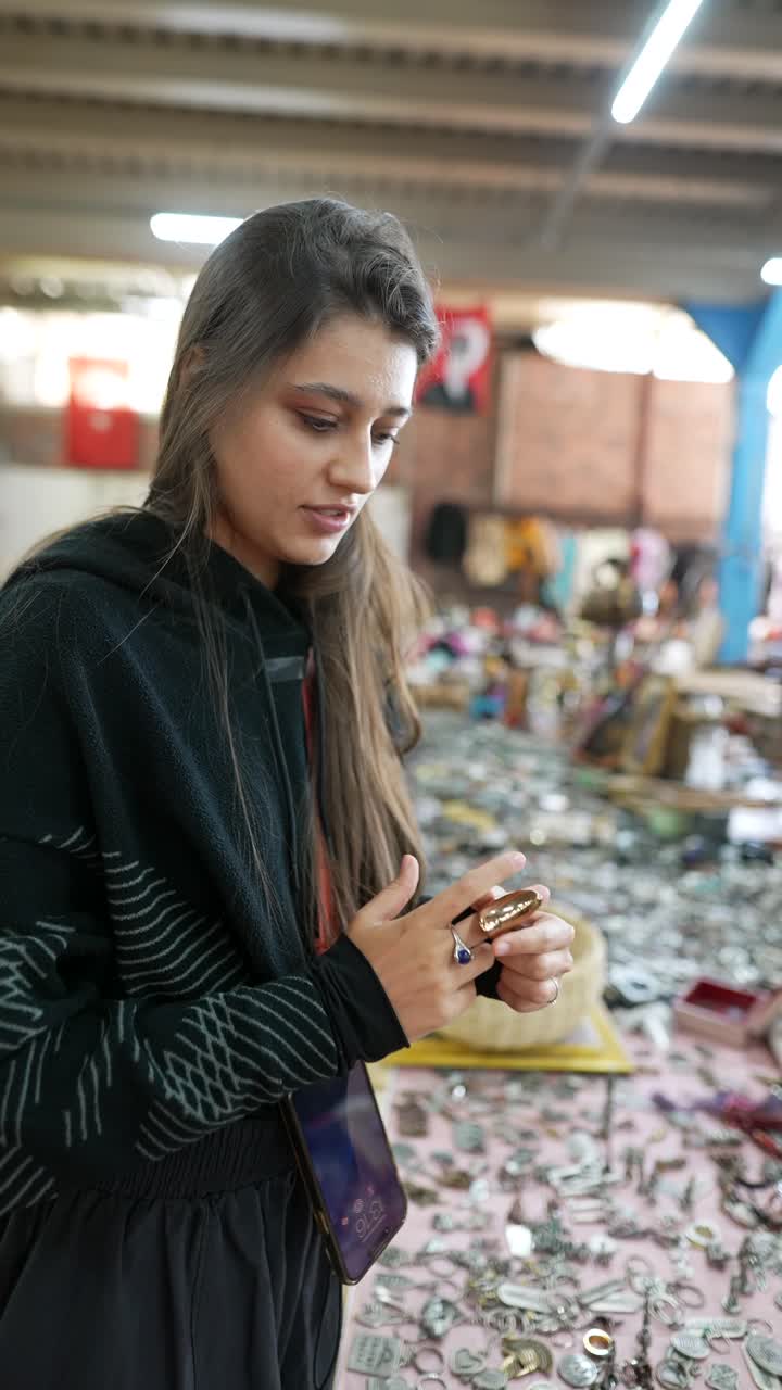 mujer examinando joyas en un mercado