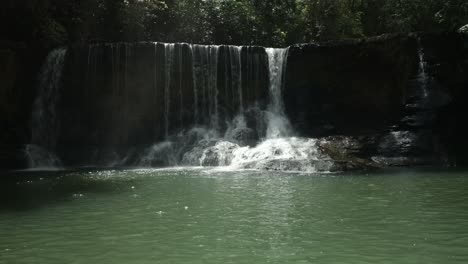 Wasserfall-Mitten-Im-Kolumbianischen-Dschungel