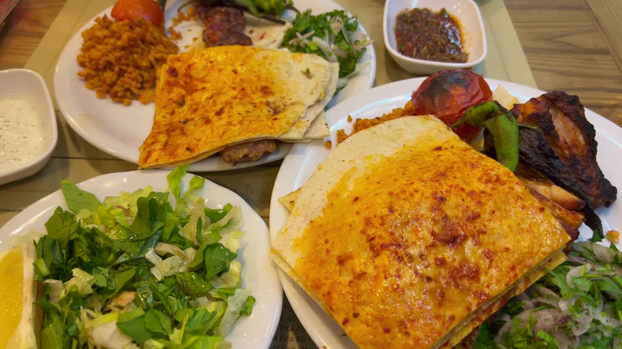 요거트 소스를 곁들인 전통 터키 케밥 접시, 구운 토마토, 후추, 샐러드를 곁들인 맛있는 쇠고기, 보드룸 칠면조의 접시에 있는 정통 음식, 4k 샷