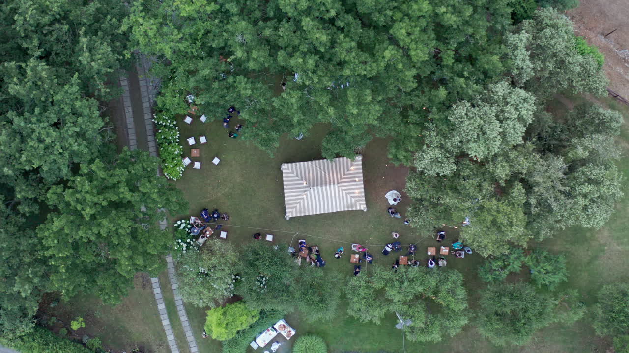 antena aérea de arriba hacia abajo del lugar de la boda en medio de la campiña italiana, alejarse