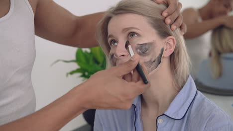 retrato de una mujer con una máscara facial aplicada