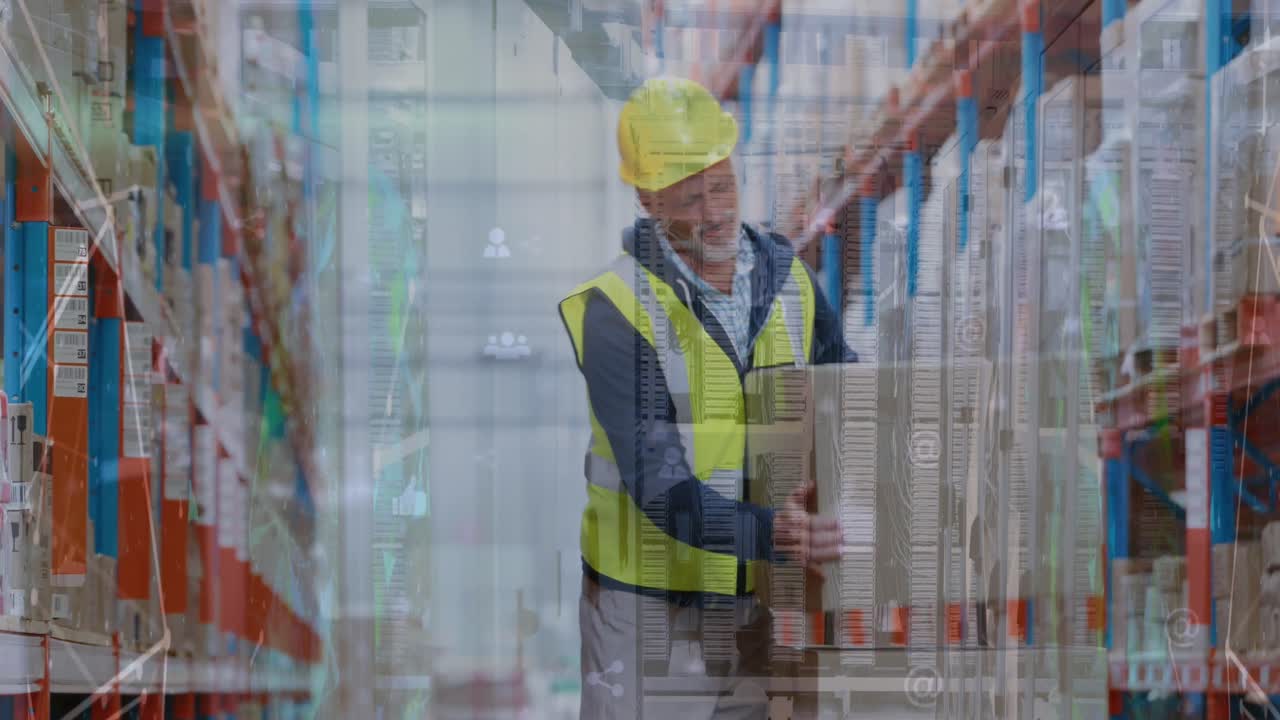 animación del procesamiento de datos sobre el supervisor masculino caucásico sosteniendo su espalda con dolor en el almacén