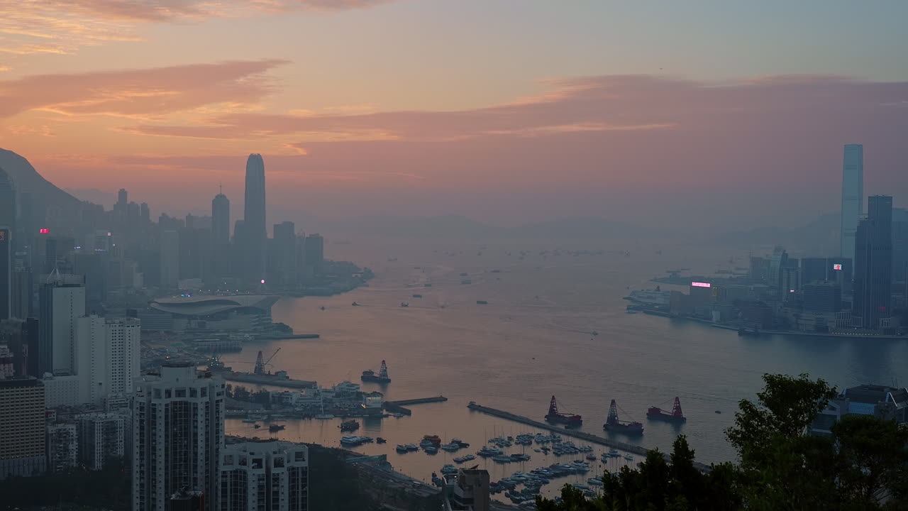 alta vista con vistas al puerto de victoria, incluida la isla de hong kong y kowloon al atardecer