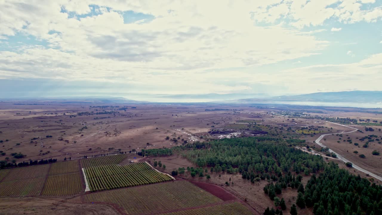 toma de drones del mar de galilea desde los altos del golán