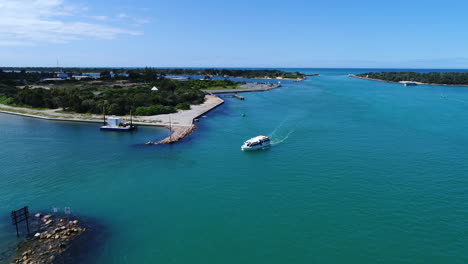 volando sobre el barco en agua azul en la entrada de los lagos