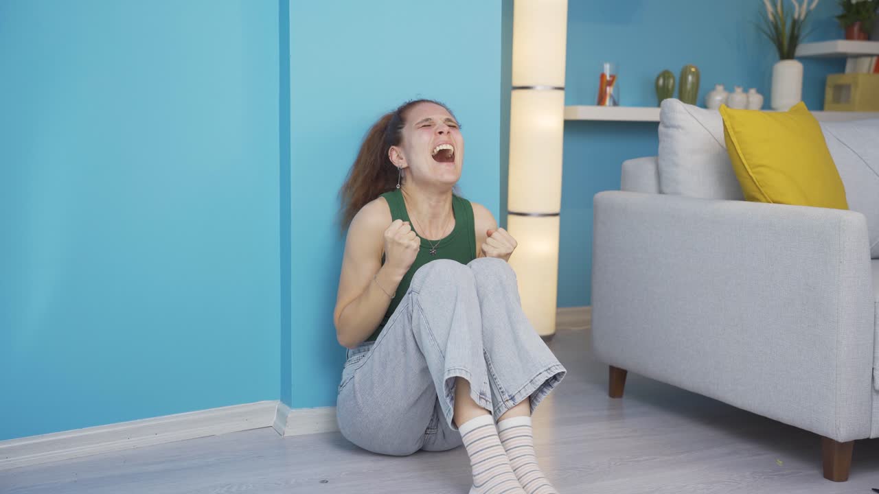 비명을 지르는 여자는 울고 있습니다. 히스테리입니다.