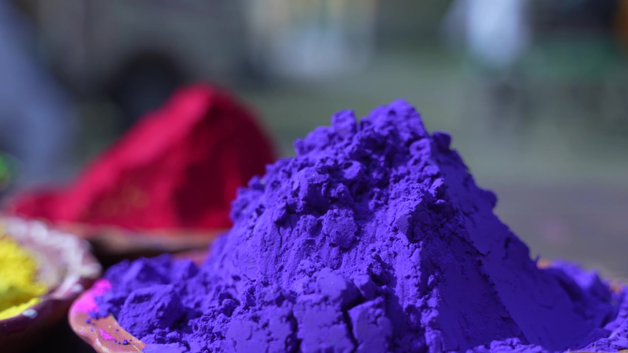 I colori Holi sono conservati nei piccoli contenitori.