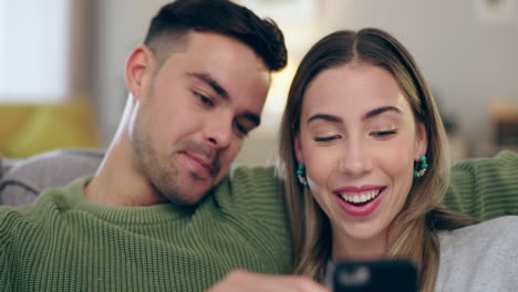 risa, gracioso y una pareja con un teléfono en casa