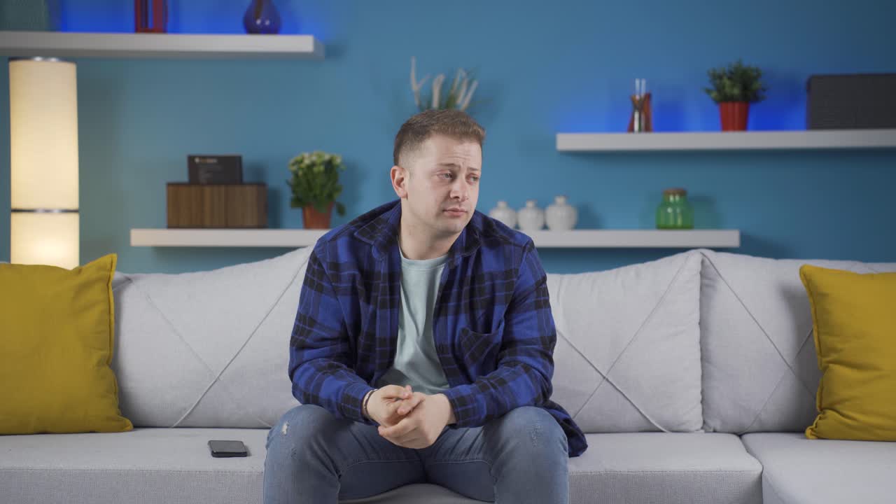 비관적인 사람은 집에서 혼란스럽습니다.