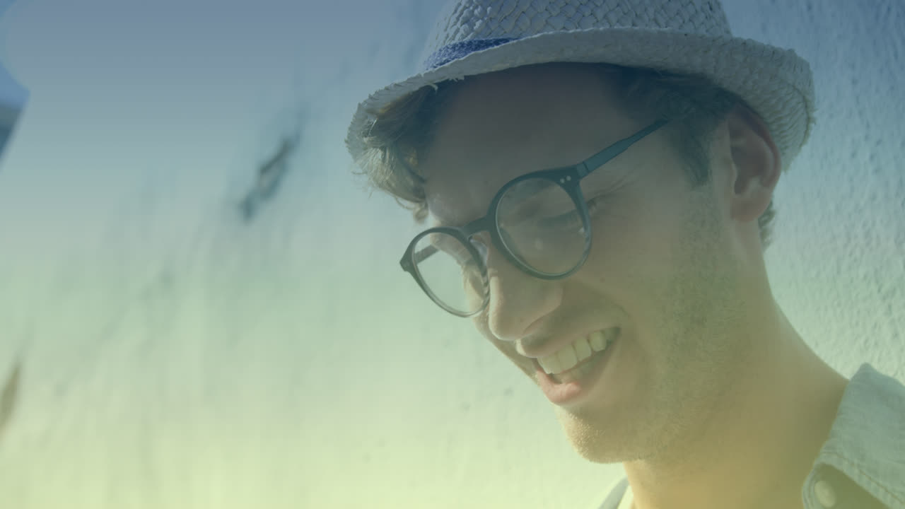 웃는 백인 남자가 앉아있는 애니메이션