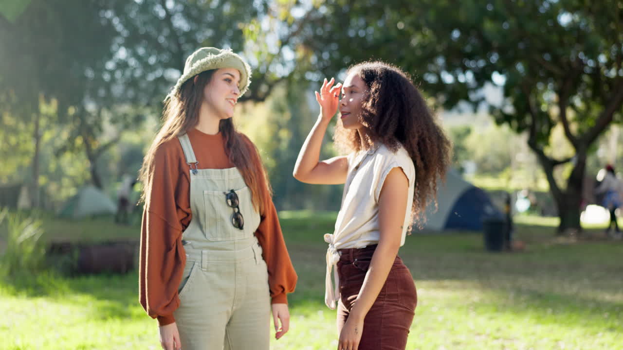 친구, 소녀와 야외 캠프에서 포옹