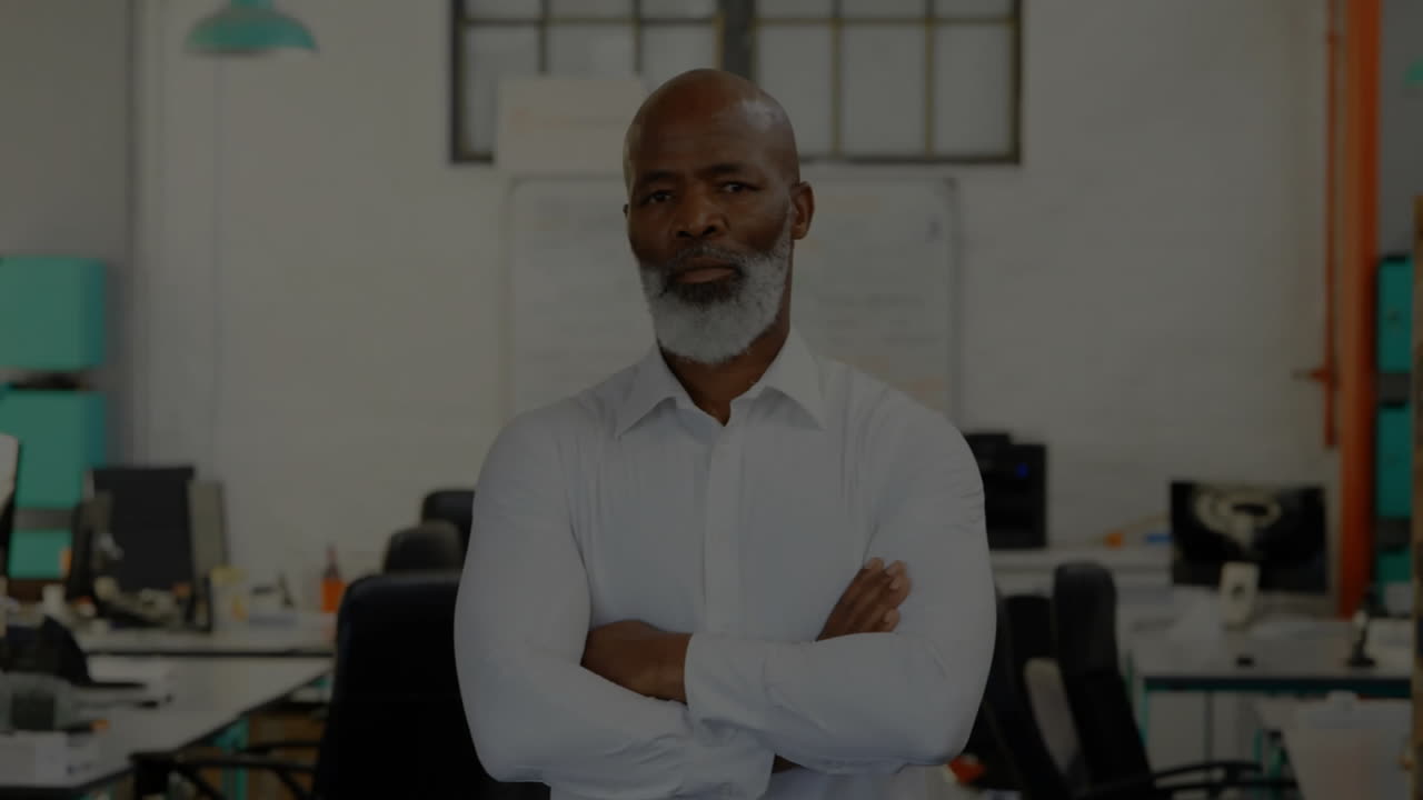 animación gráfica financiera sobre el negocio profesional de pie con los brazos cruzados en la oficina