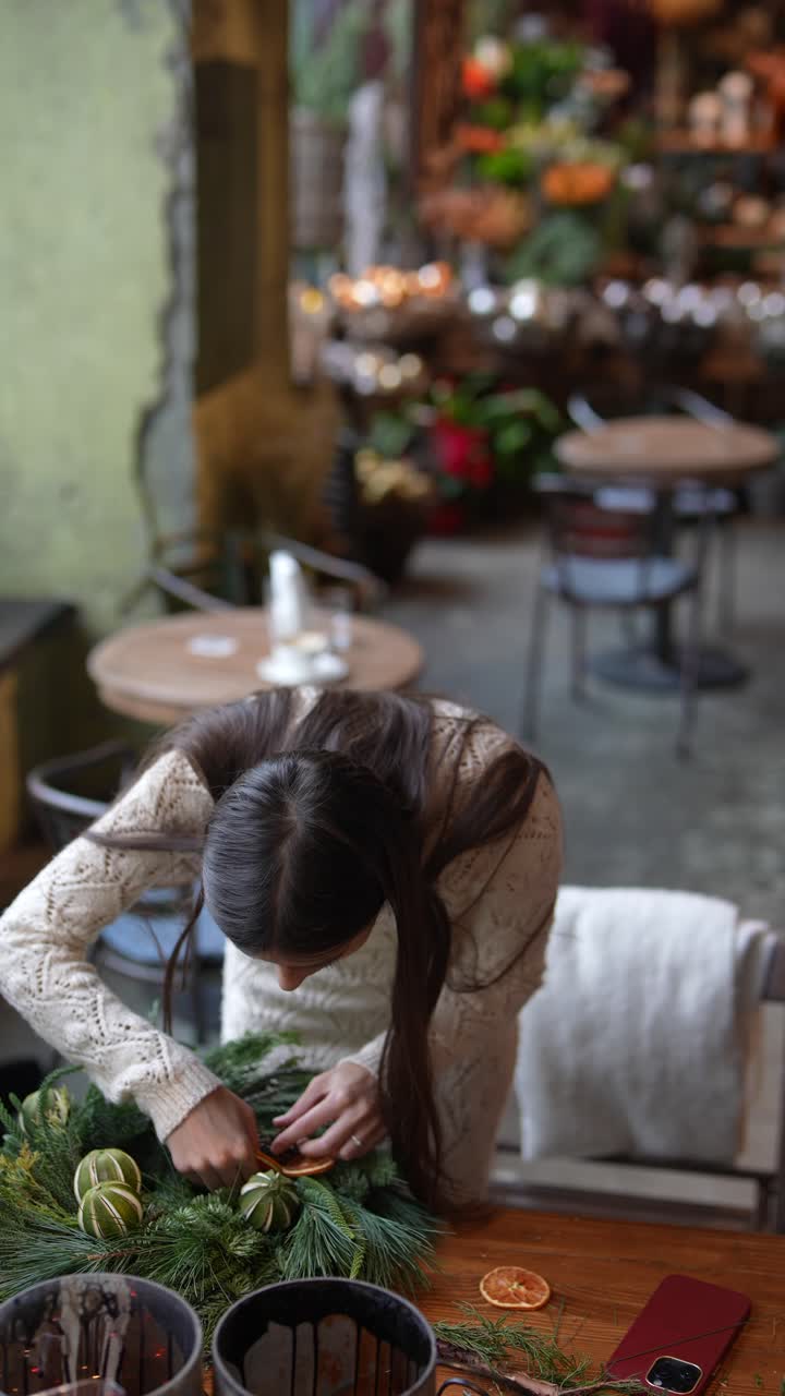 크리스마스 꽃받침 을 만드는 여자