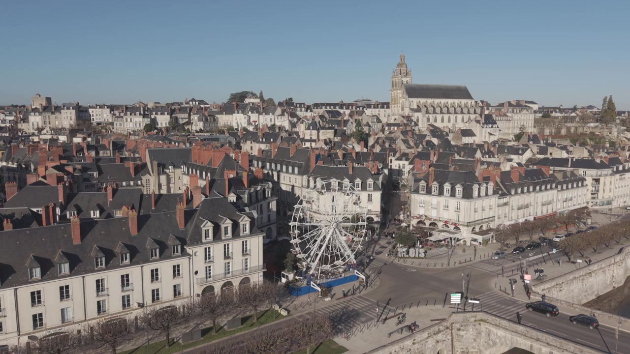 Et luftfoto viser takene i Blois, katedralens spir og et pariserhjul fra et tivoli ved elven Loire.