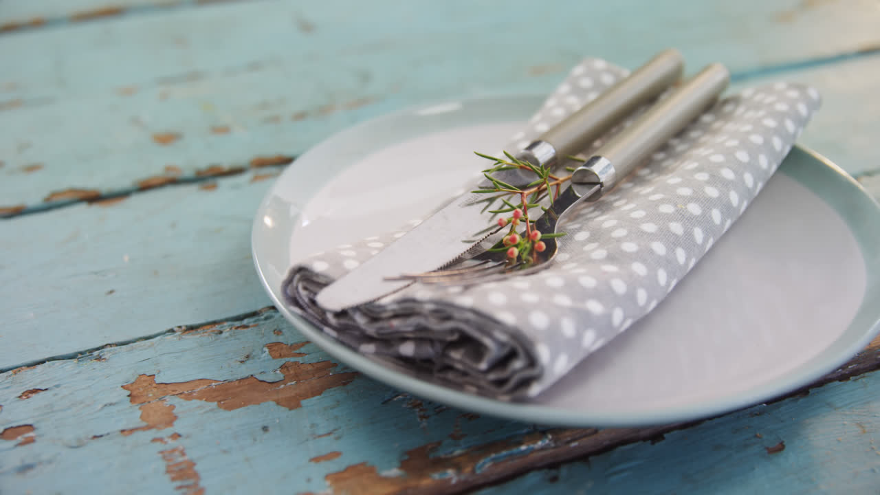 varios cubiertos en la mesa de madera 4k