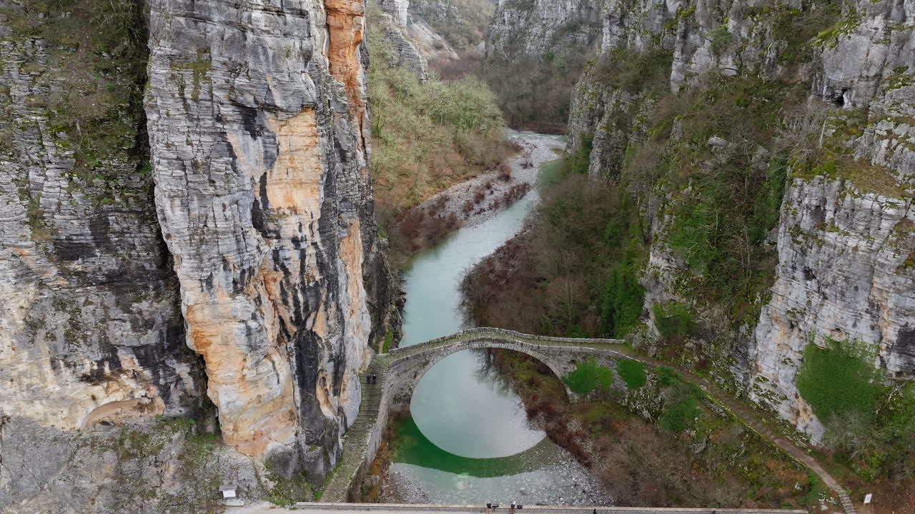 Ripresa panoramica con drone del Ponte di Pietra Kokkoris a Zagorochoria, regione dell'Epiro, Grecia, in una giornata invernale nuvolosa. Ponte Kokkorou, Noutsos.