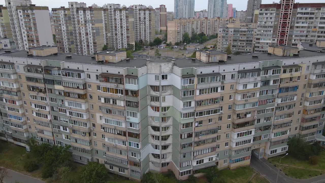 vista aérea que se aleja de los viejos edificios de apartamentos de fabricación soviética, día nublado, en kiev, ucrania - retroceder, disparo de drones
