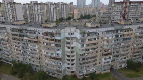 Vista-Aérea-Que-Se-Aleja-De-Los-Viejos-Edificios-De-Apartamentos-De-Fabricación-Soviética,-Día-Nublado,-En-Kiev,-Ucrania---Retroceder,-Disparo-De-Drones