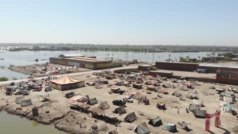 vista de campamentos improvisados para víctimas de desastres por inundaciones en maher, sindh