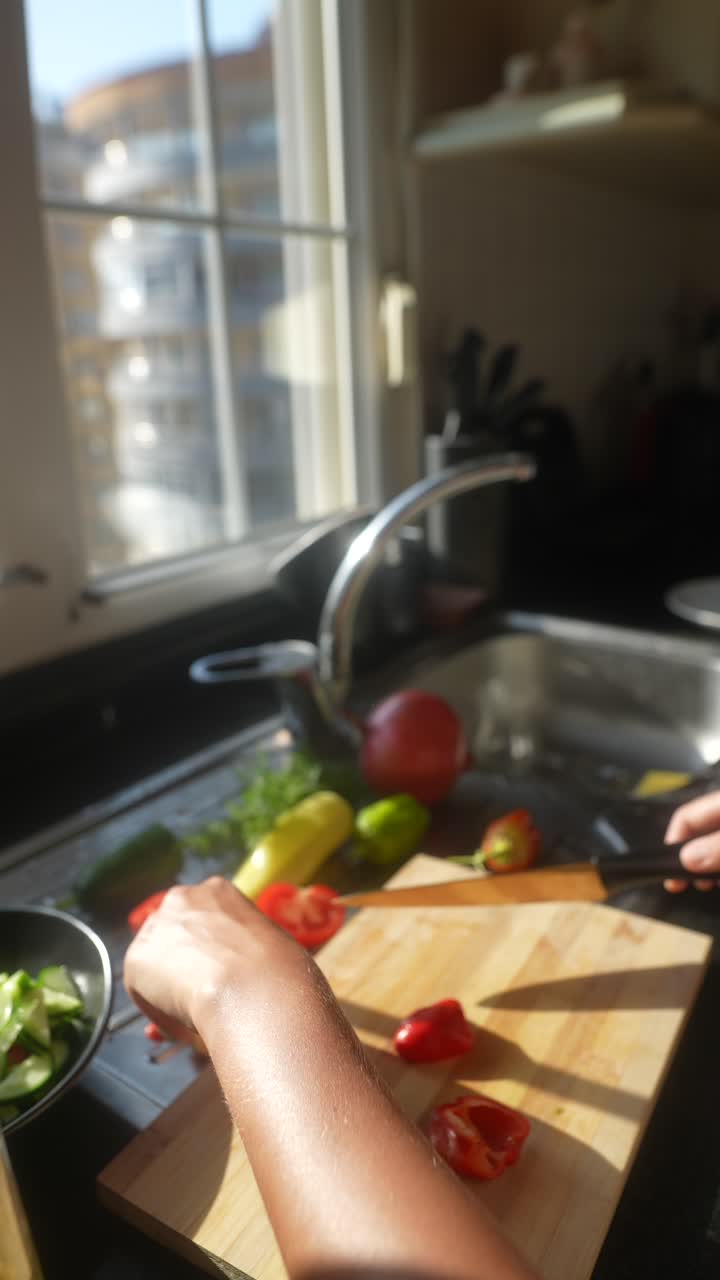 preparando una ensalada de verduras frescas