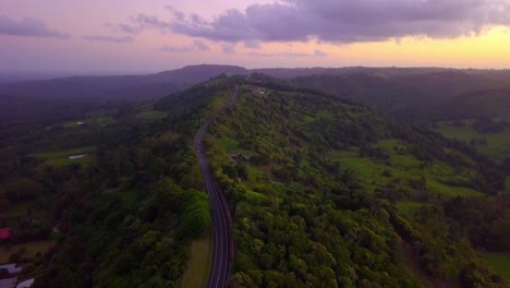 Luftaufnahme-Einer-Straße-Mit-Autos-Durch-Das-Tropische-Waldtal-Bei-Sonnenuntergang