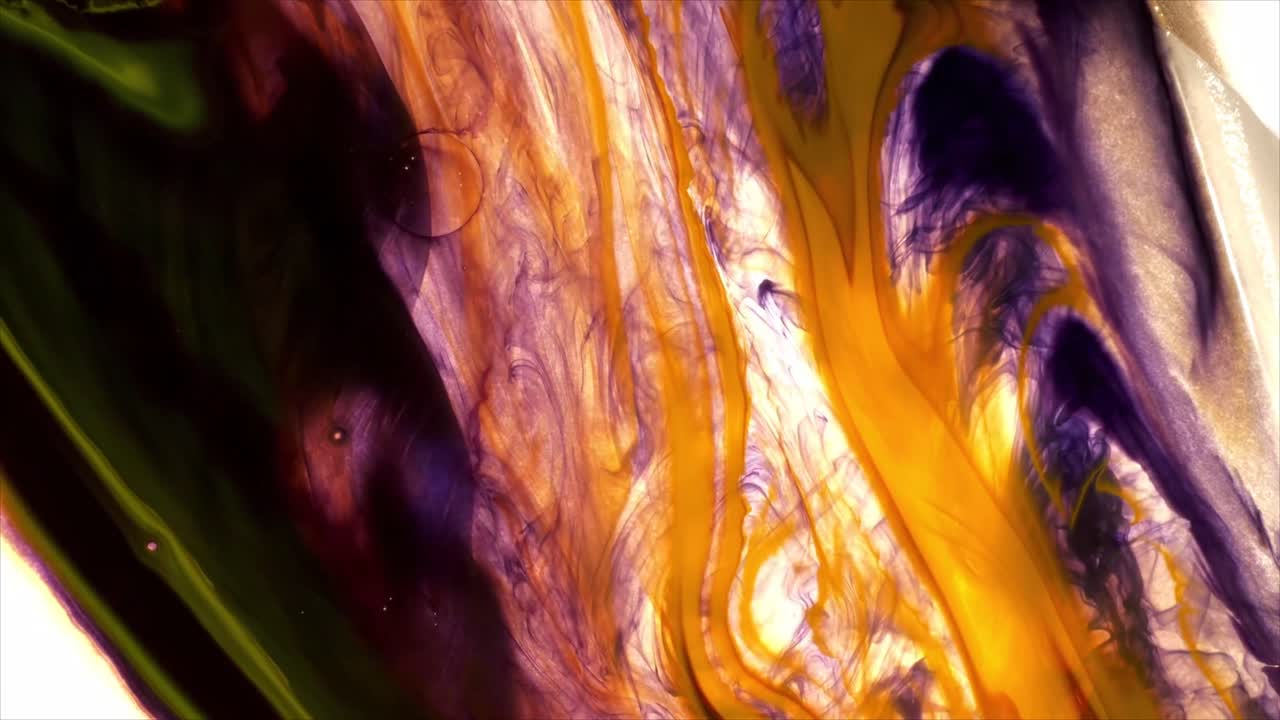 Flusso astratto dinamico di inchiostro giallo, viola e verde